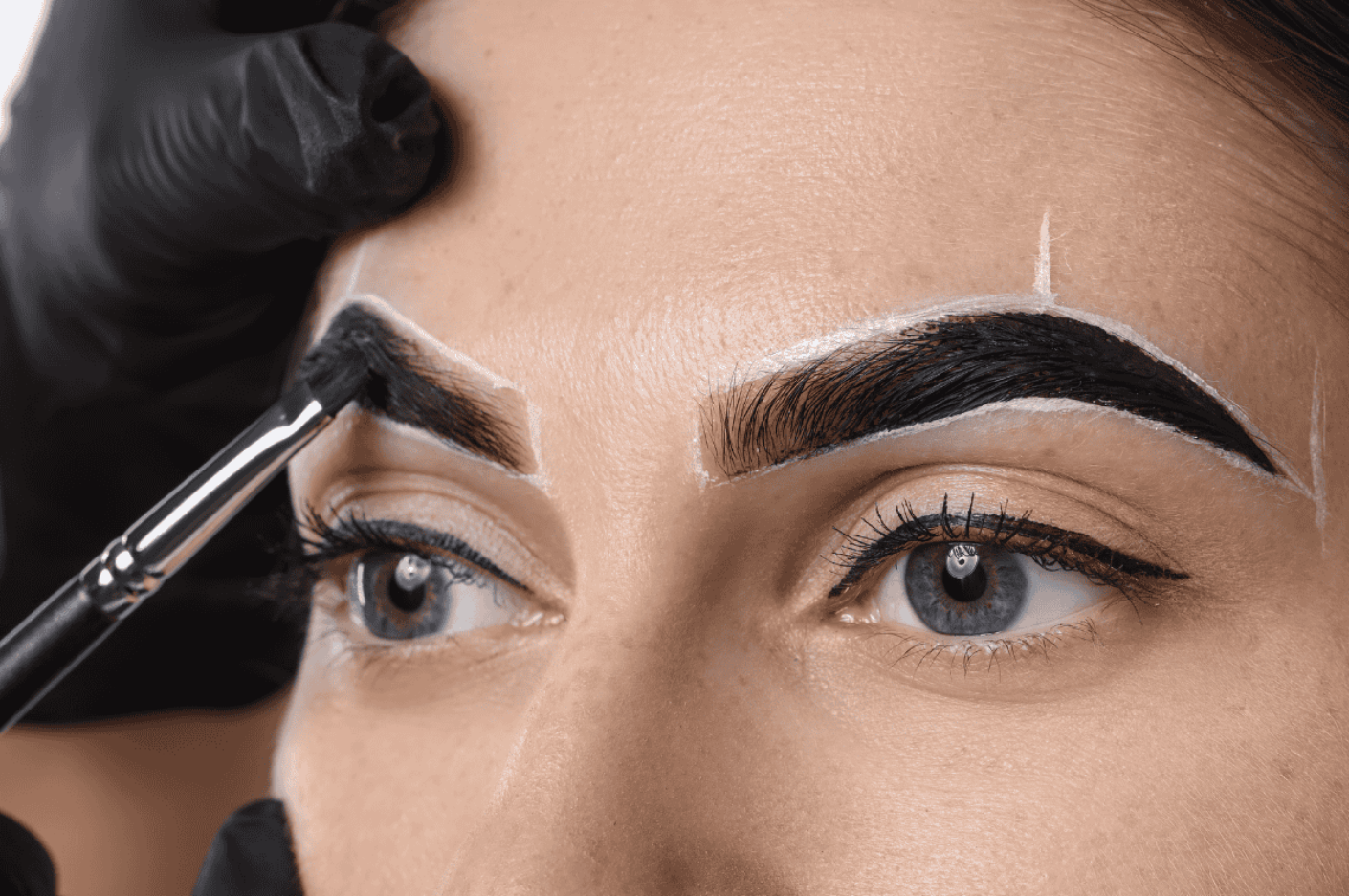 Top 8 greșeli de evitat când folosești vopsea pentru sprâncene acasă 